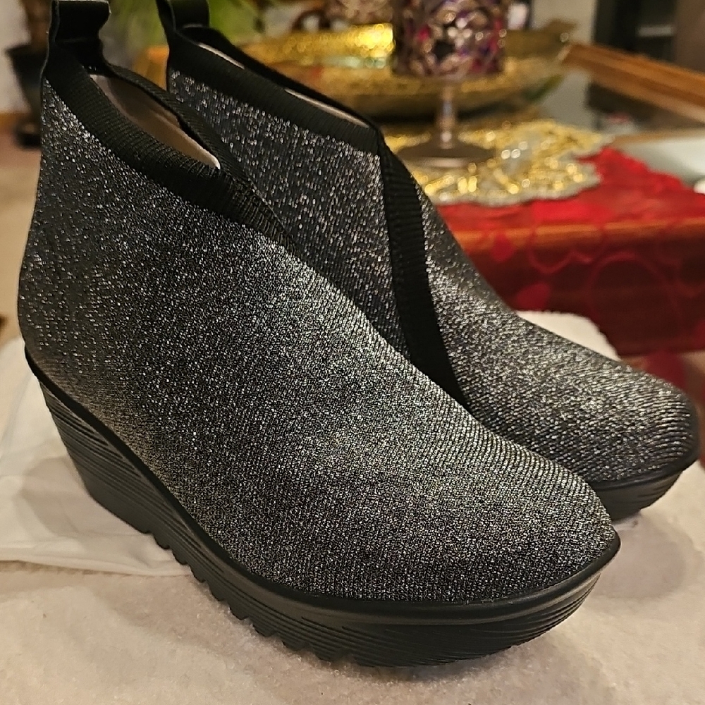 bernie mev. Black Glitter Wedges
